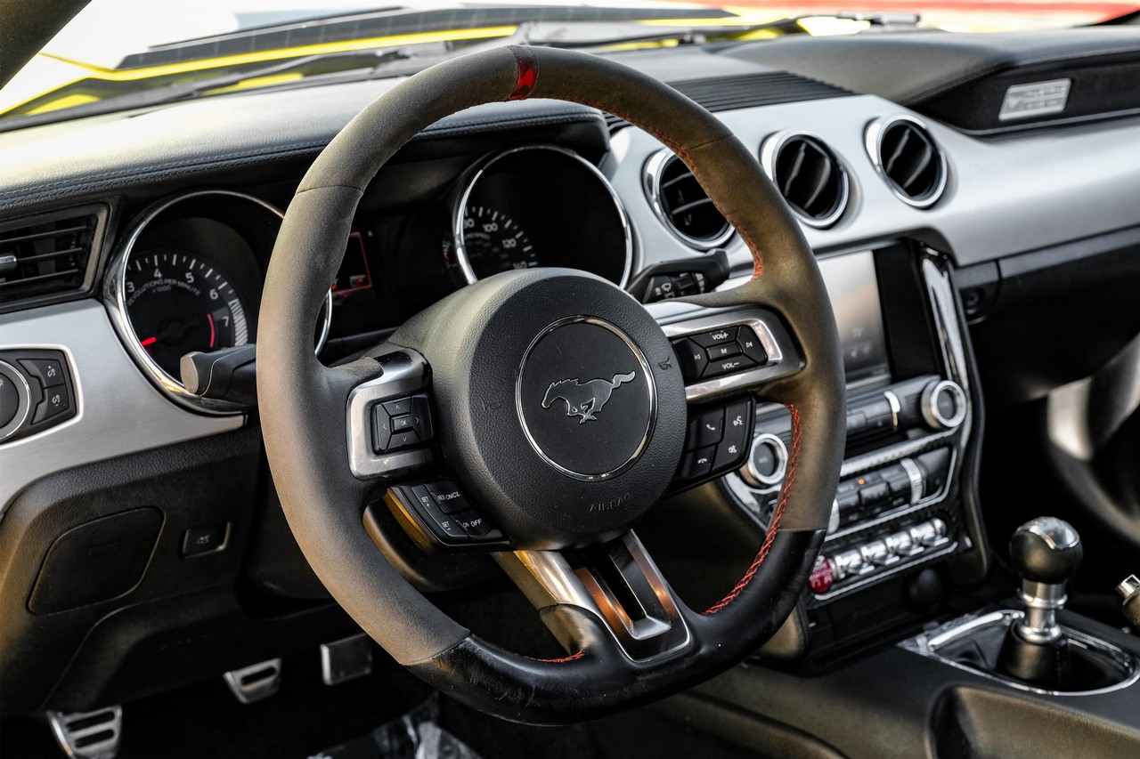 Ford Mustang Vehicle Main Gallery Image 13