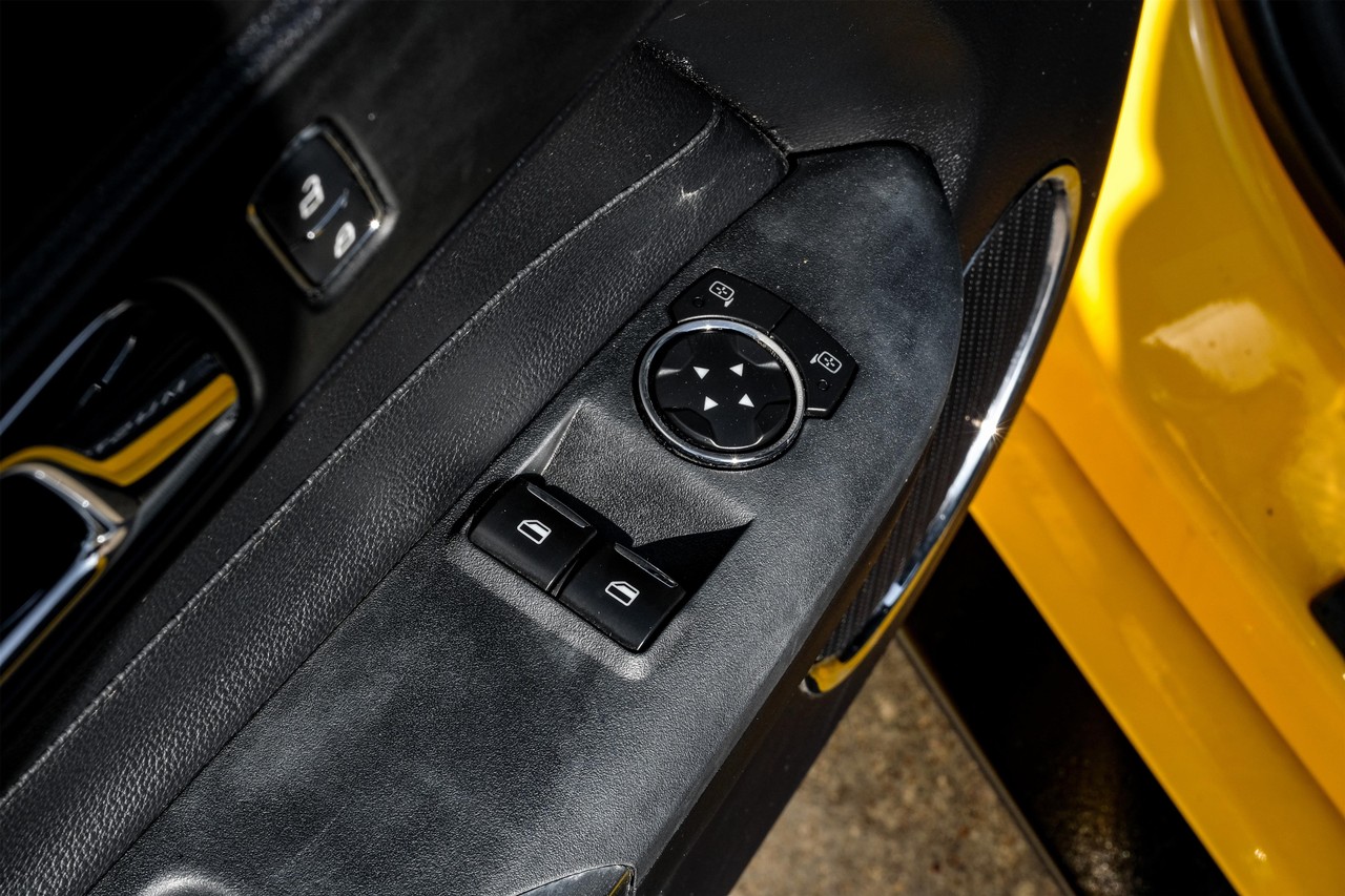 Ford Mustang Vehicle Main Gallery Image 32