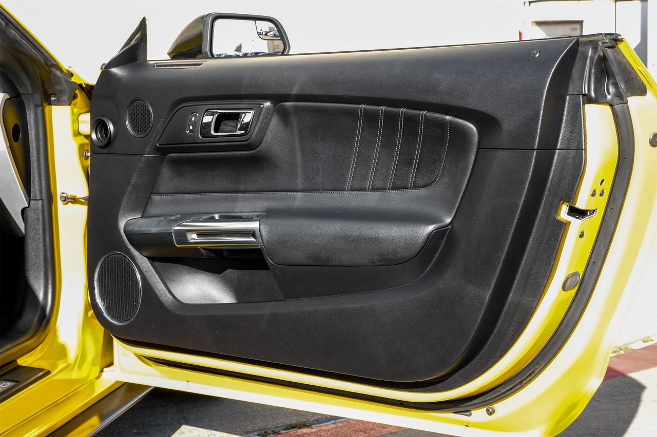 Ford Mustang Vehicle Main Gallery Image 33