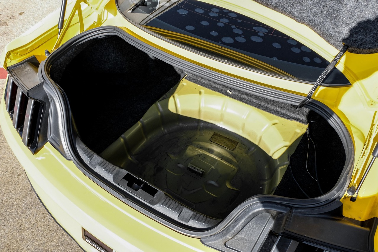 Ford Mustang Vehicle Main Gallery Image 36