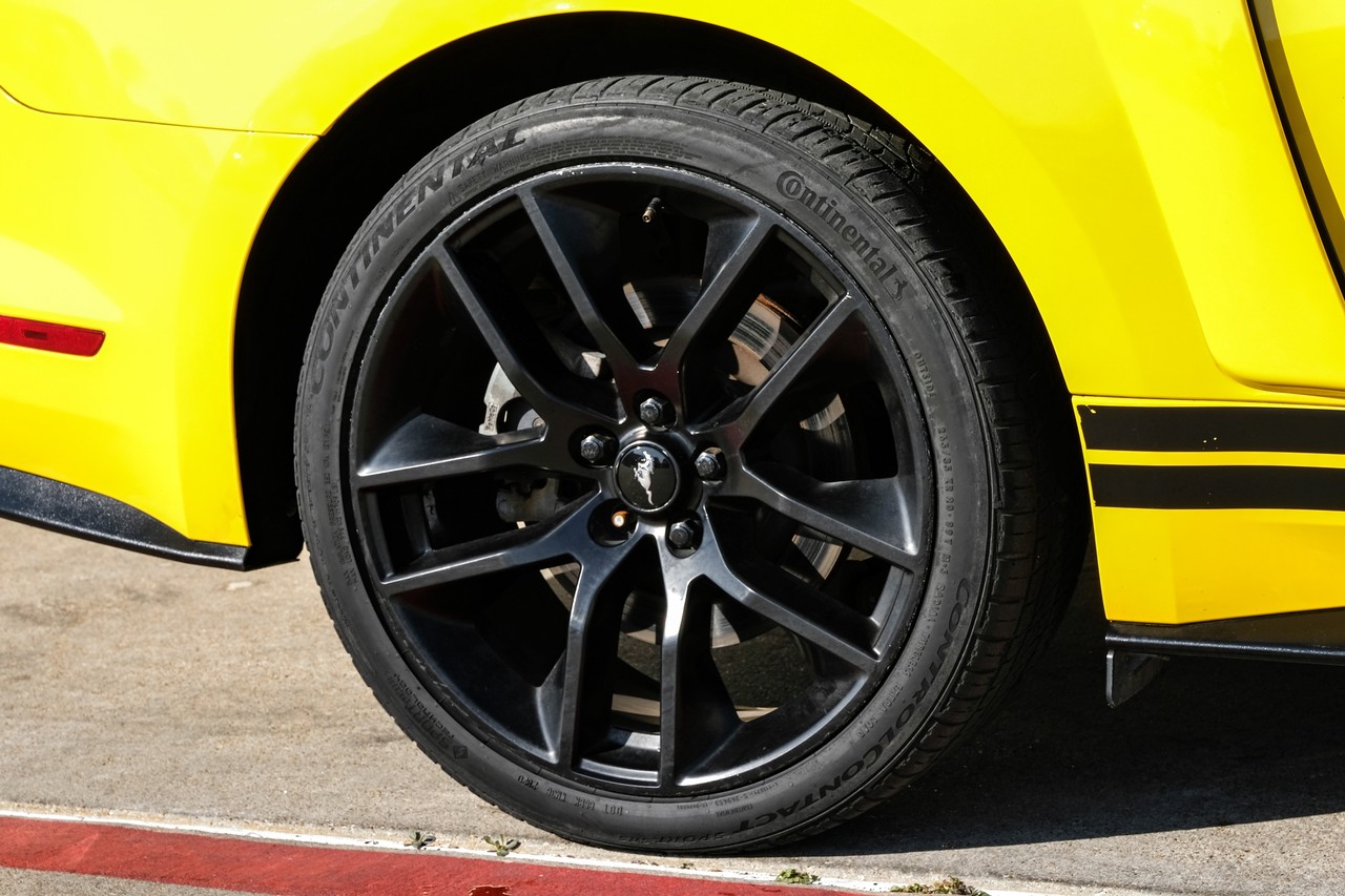 Ford Mustang Vehicle Main Gallery Image 38