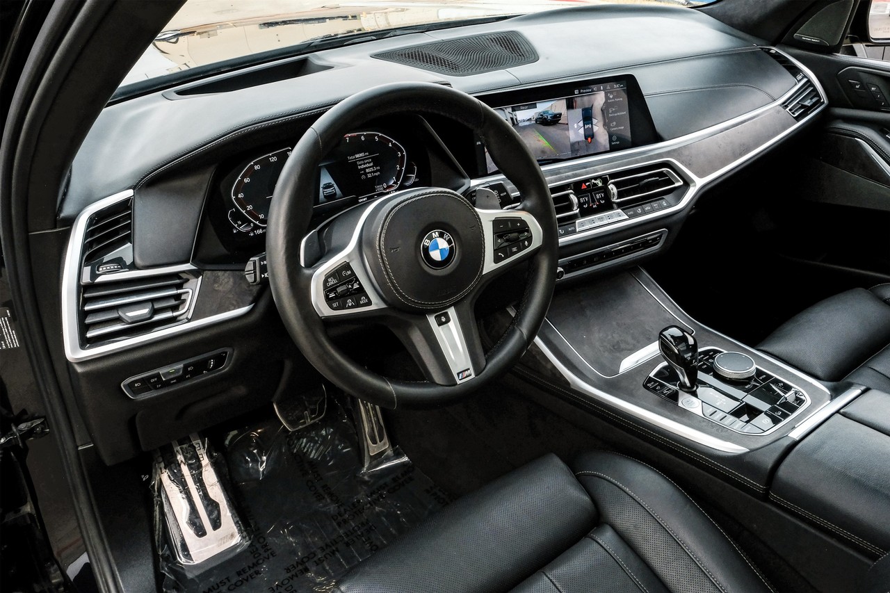 BMW X7 Vehicle Main Gallery Image 03