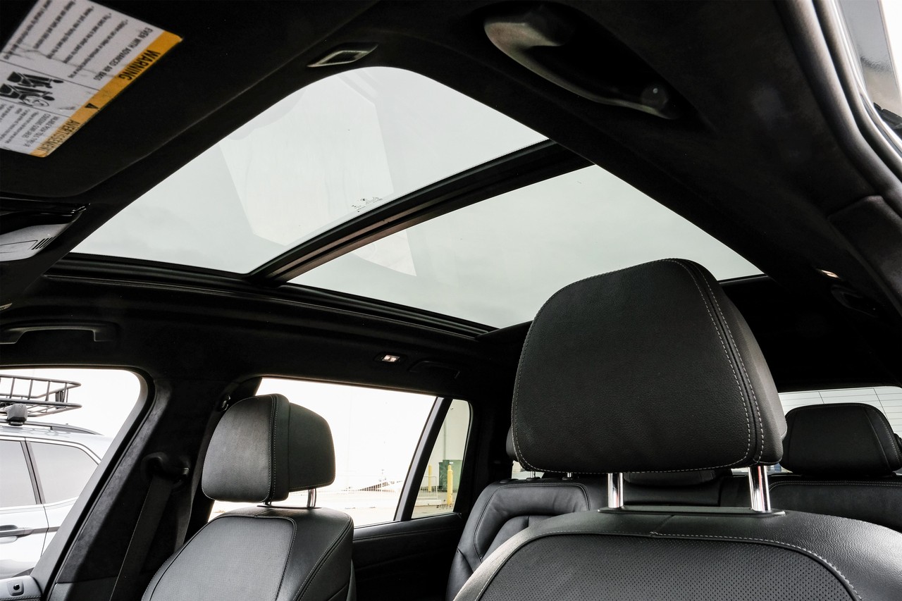 BMW X7 Vehicle Main Gallery Image 05