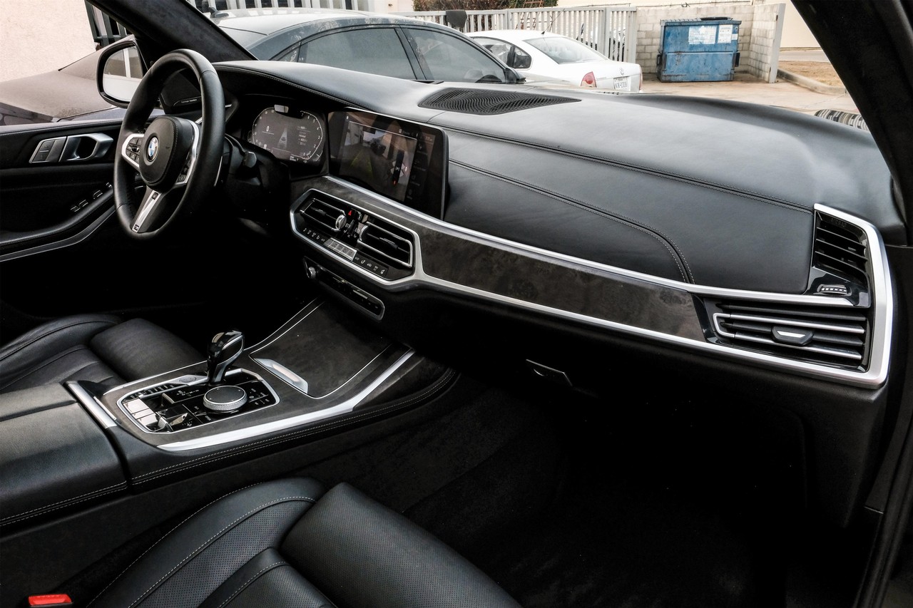 BMW X7 Vehicle Main Gallery Image 13