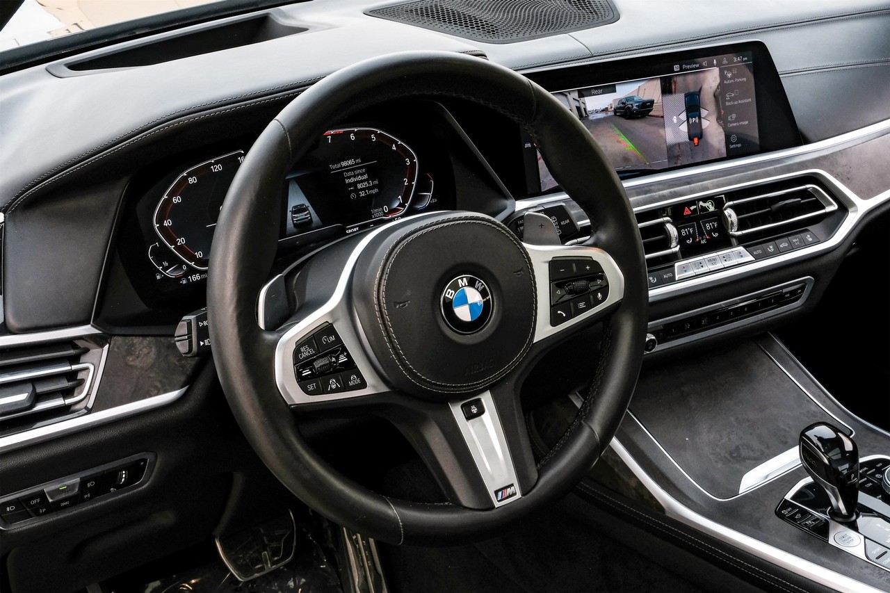 BMW X7 Vehicle Main Gallery Image 16