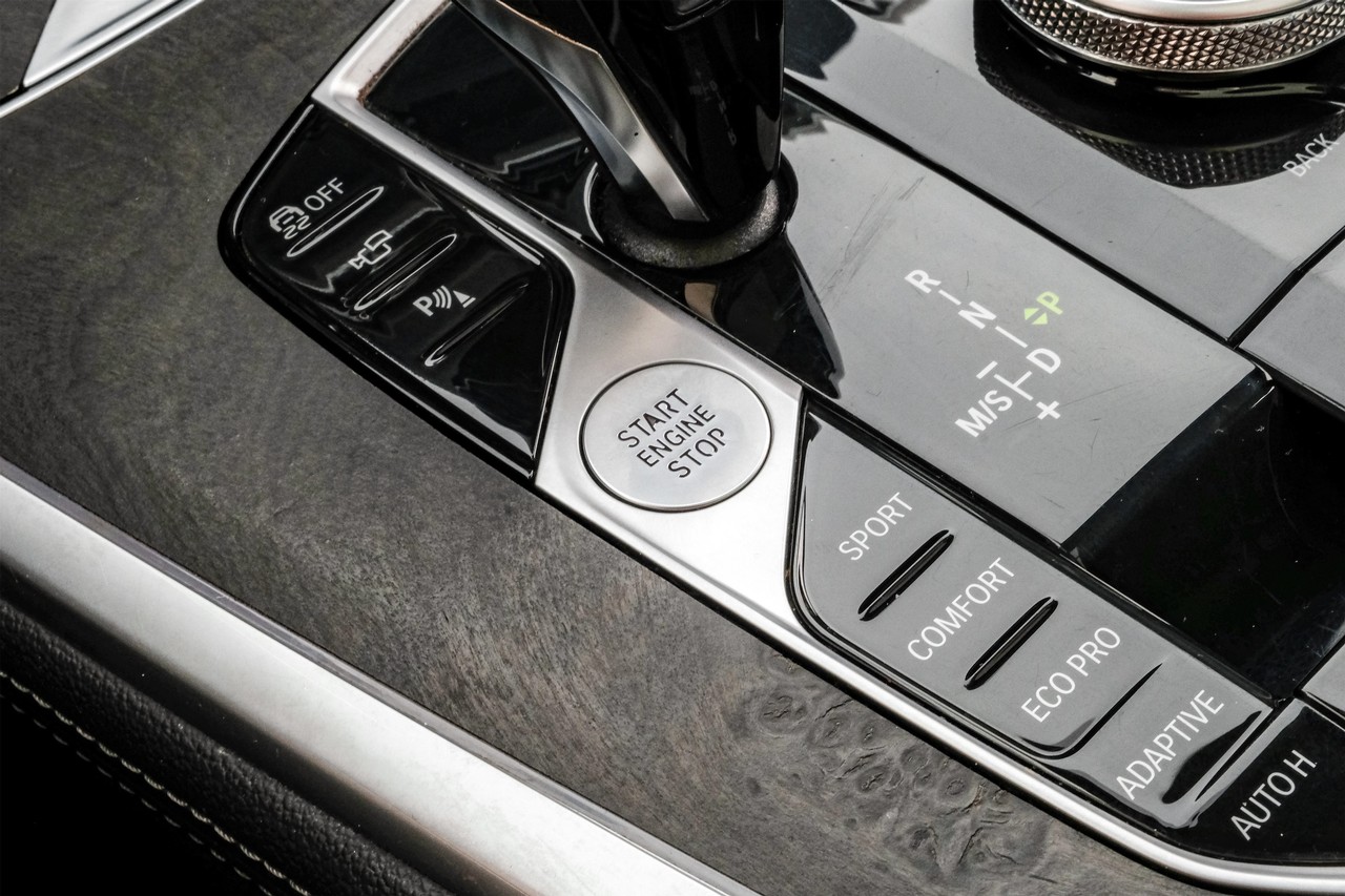 BMW X7 Vehicle Main Gallery Image 24