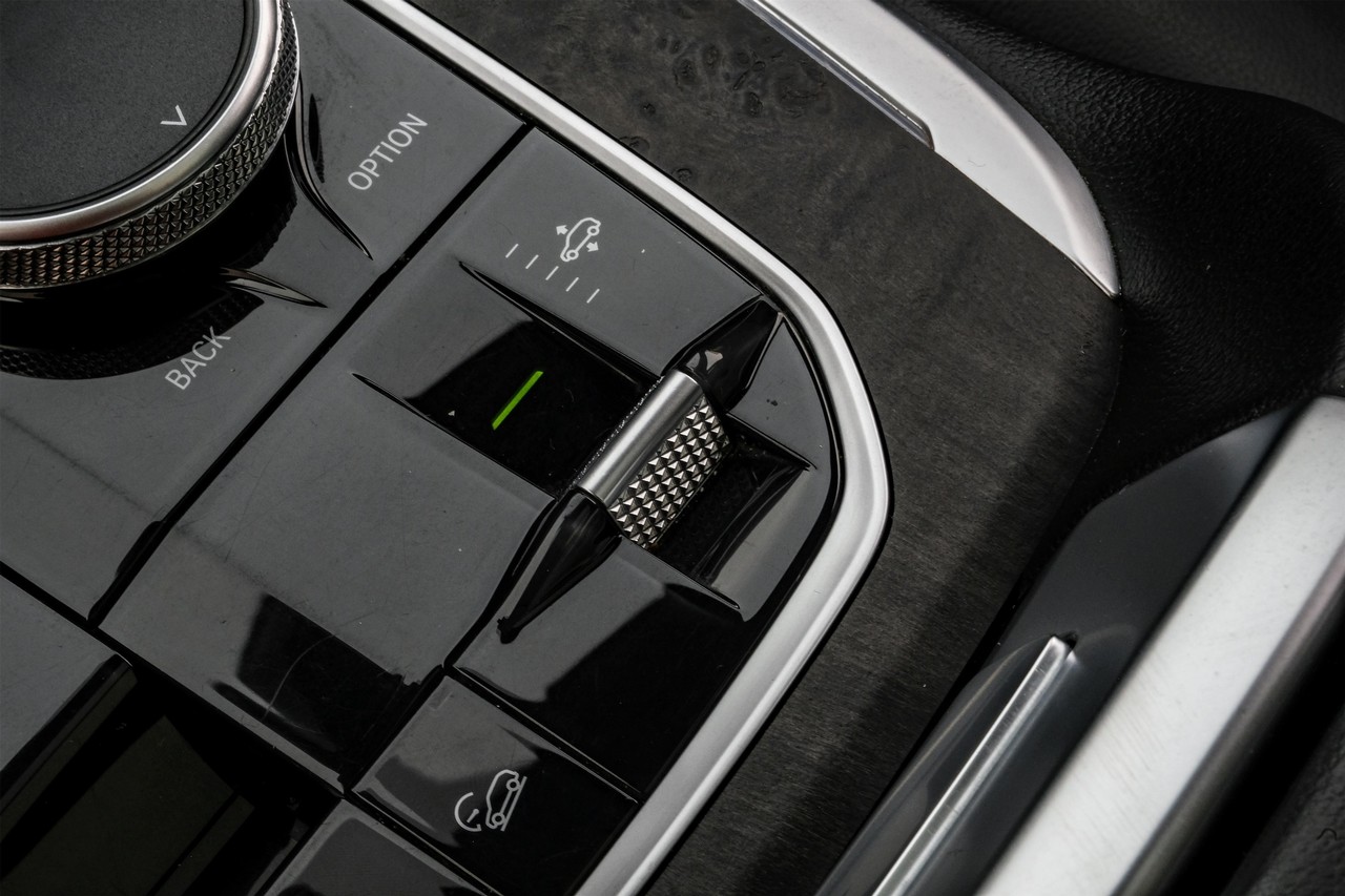 BMW X7 Vehicle Main Gallery Image 30