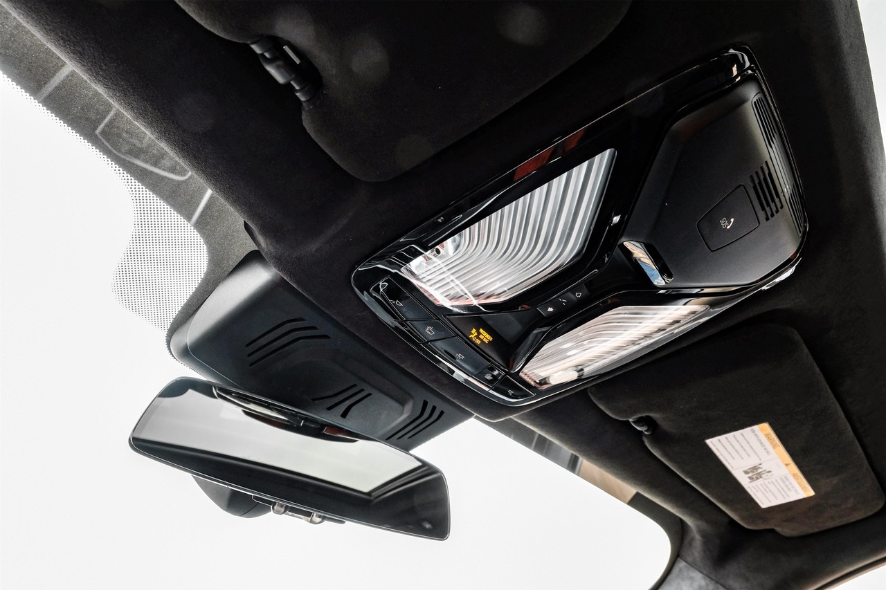 BMW X7 Vehicle Main Gallery Image 33