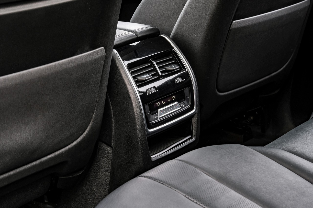 BMW X7 Vehicle Main Gallery Image 42