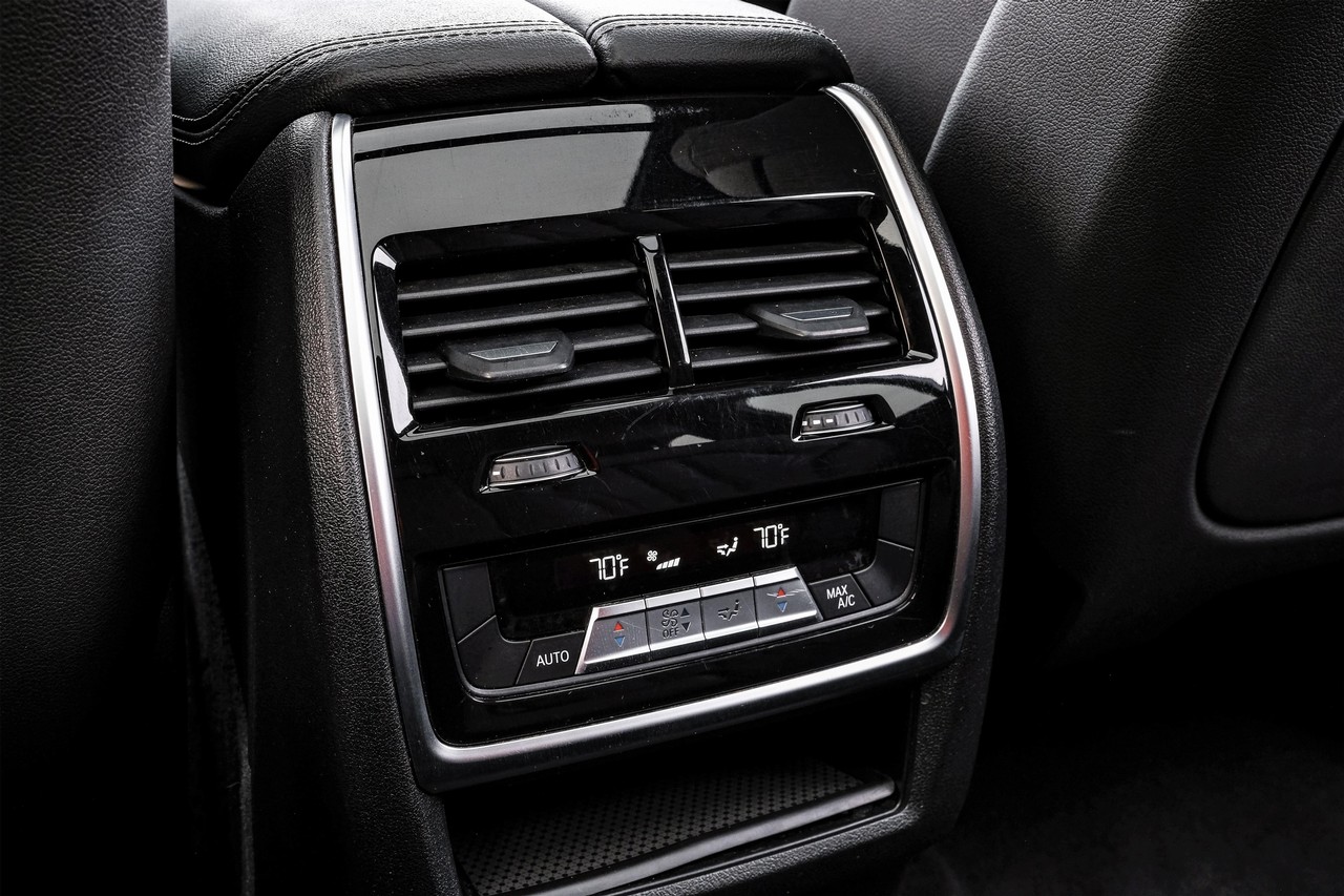 BMW X7 Vehicle Main Gallery Image 43