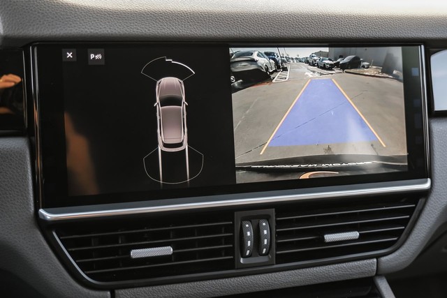 Porsche Cayenne Vehicle Full-screen Gallery Image 20