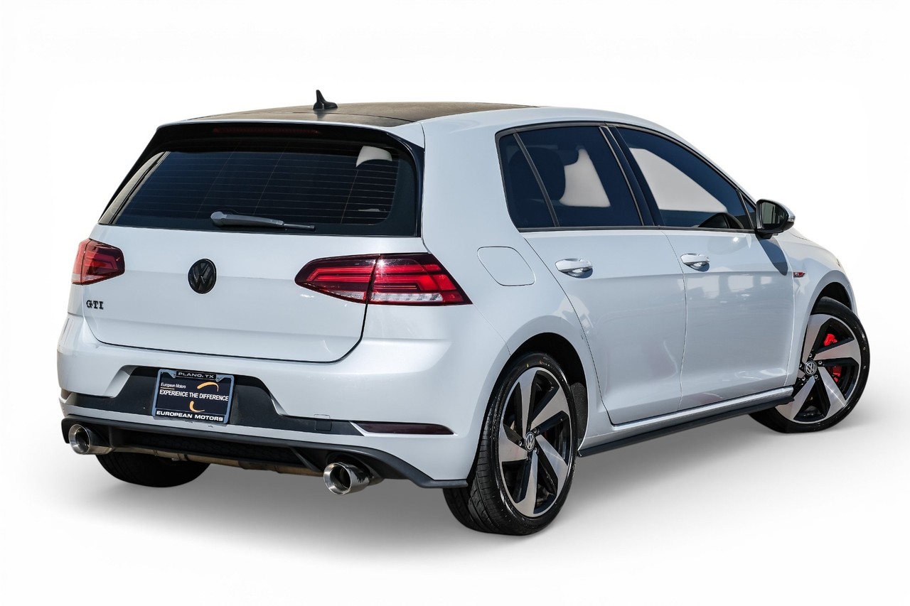 Volkswagen Golf GTI Vehicle Main Gallery Image 09