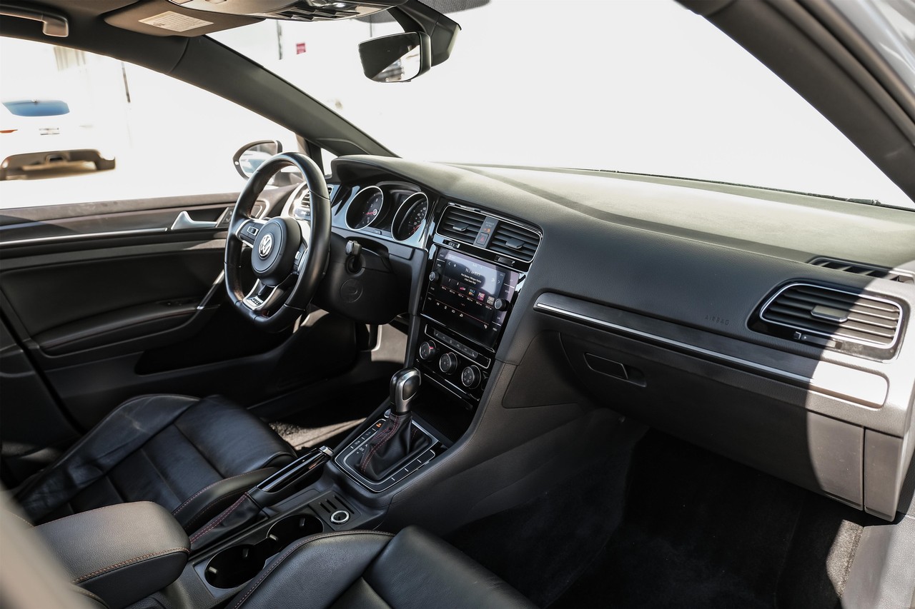 Volkswagen Golf GTI Vehicle Main Gallery Image 13