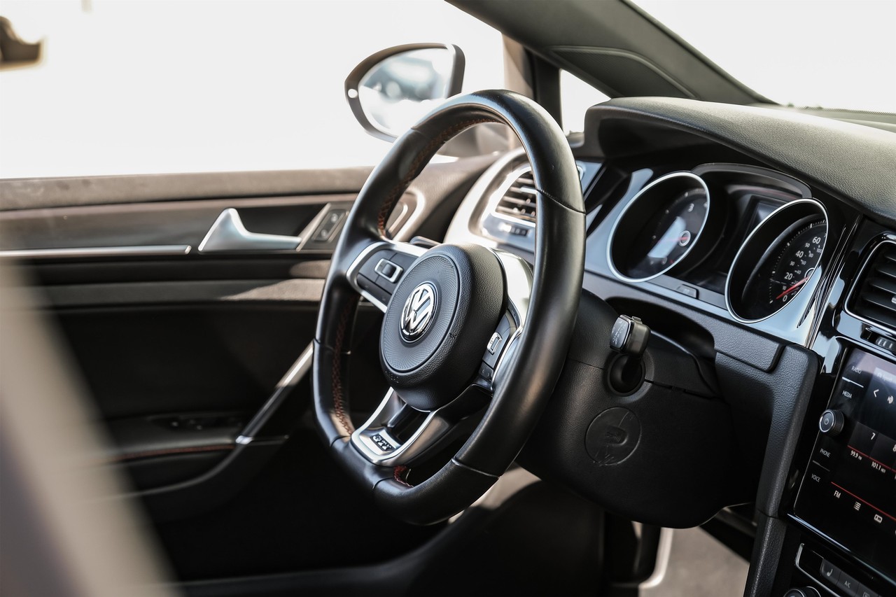 Volkswagen Golf GTI Vehicle Main Gallery Image 14