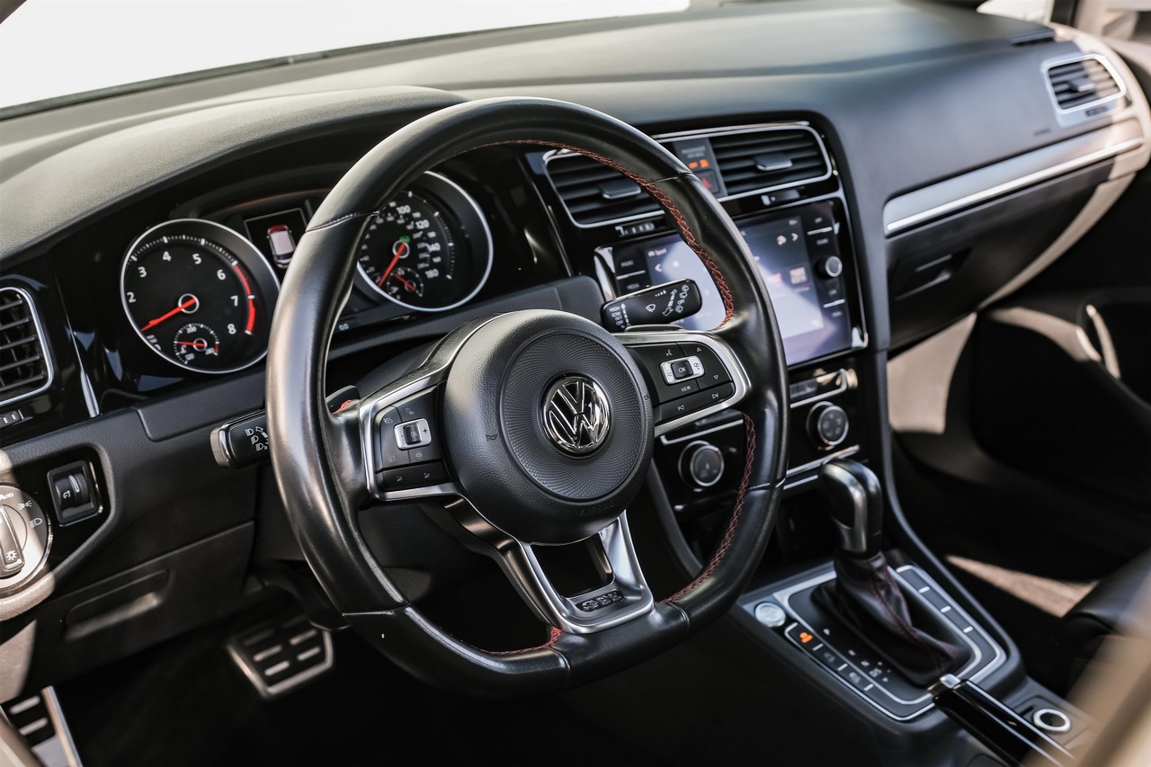 Volkswagen Golf GTI Vehicle Main Gallery Image 16