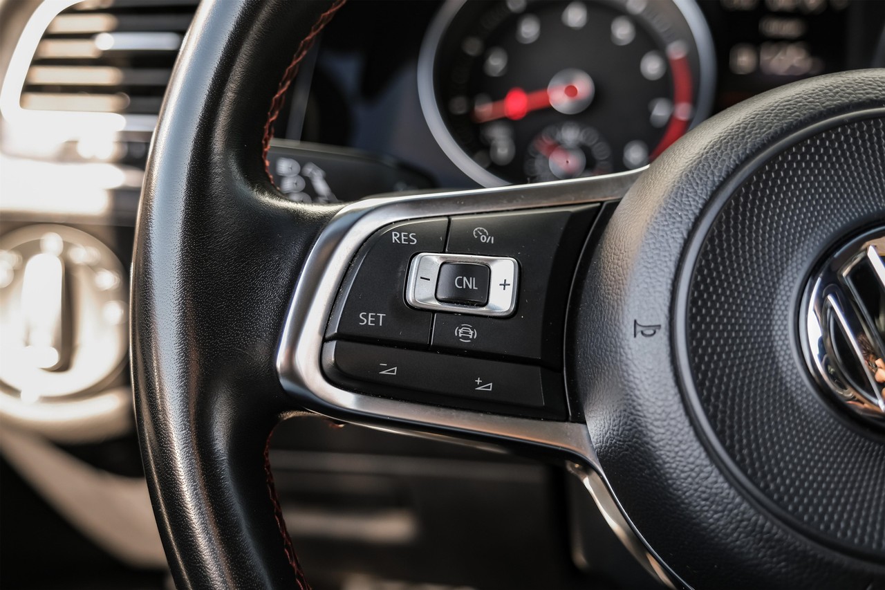 Volkswagen Golf GTI Vehicle Main Gallery Image 17