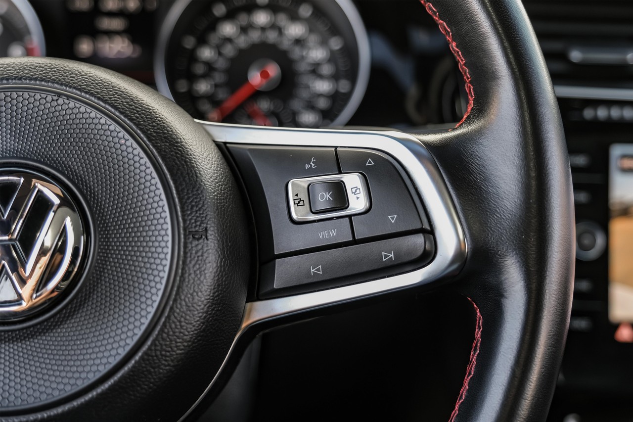 Volkswagen Golf GTI Vehicle Main Gallery Image 18