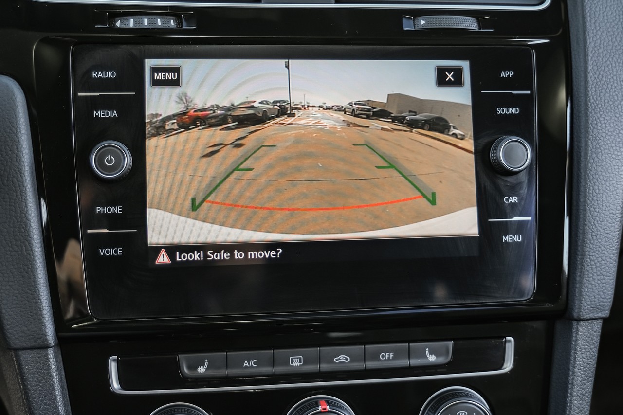 Volkswagen Golf GTI Vehicle Main Gallery Image 21