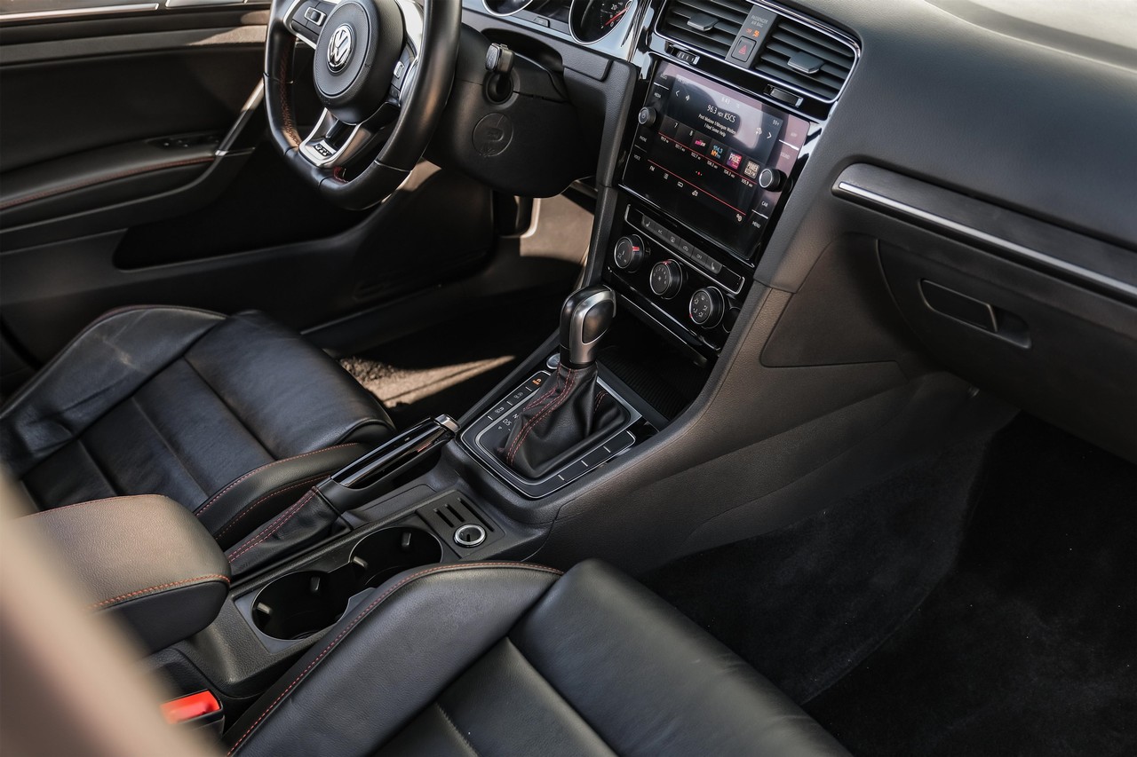 Volkswagen Golf GTI Vehicle Main Gallery Image 22