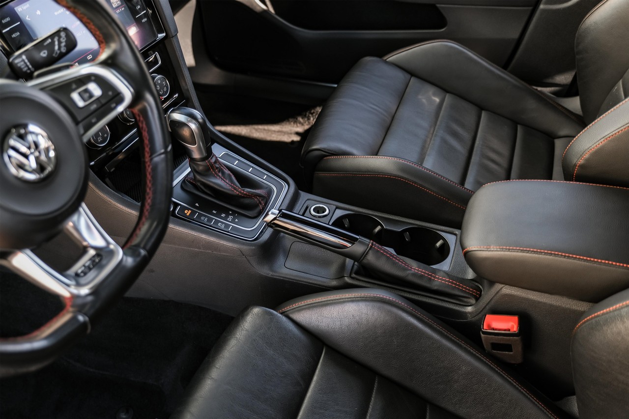 Volkswagen Golf GTI Vehicle Main Gallery Image 23