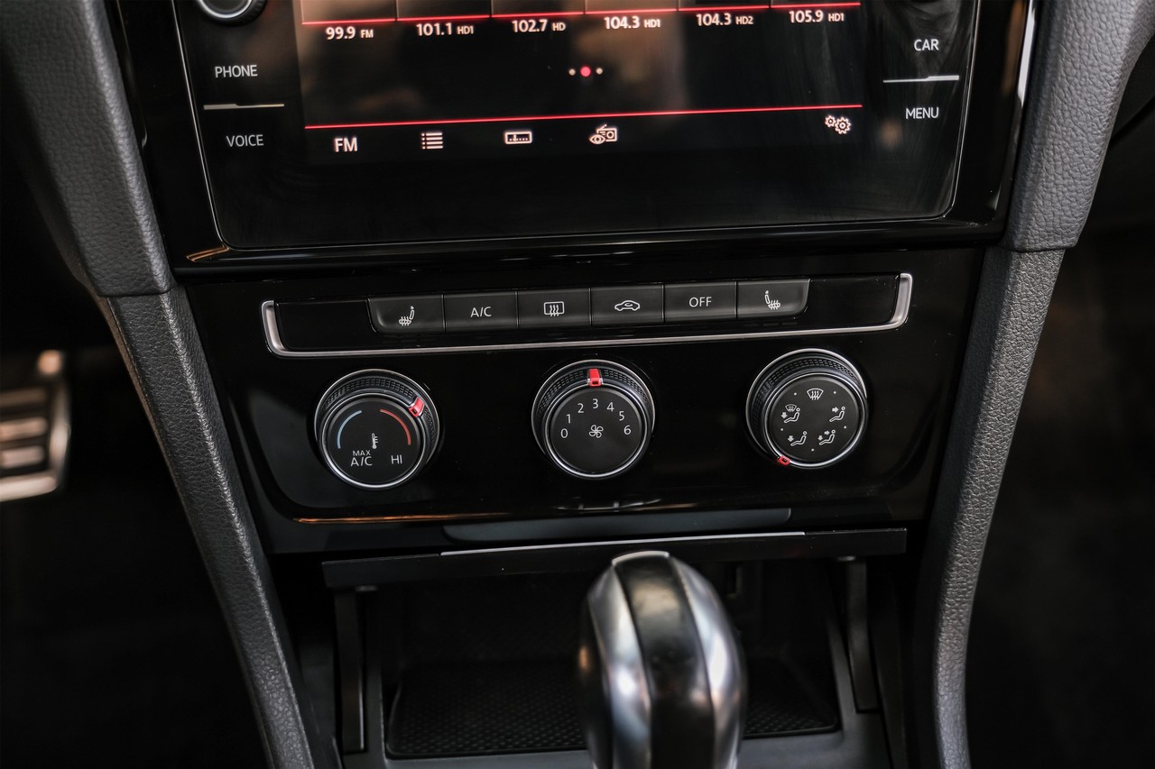 Volkswagen Golf GTI Vehicle Main Gallery Image 25