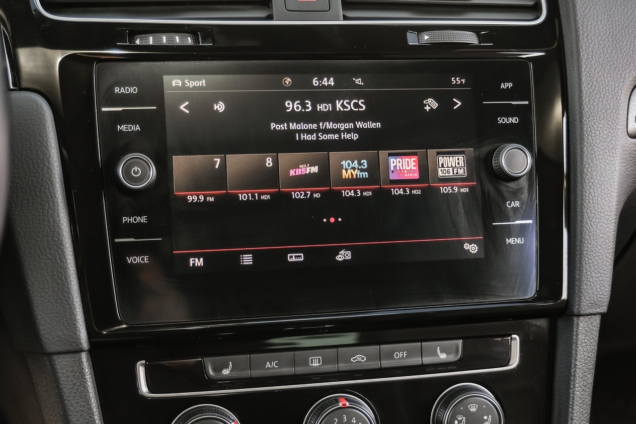 Volkswagen Golf GTI Vehicle Main Gallery Image 26