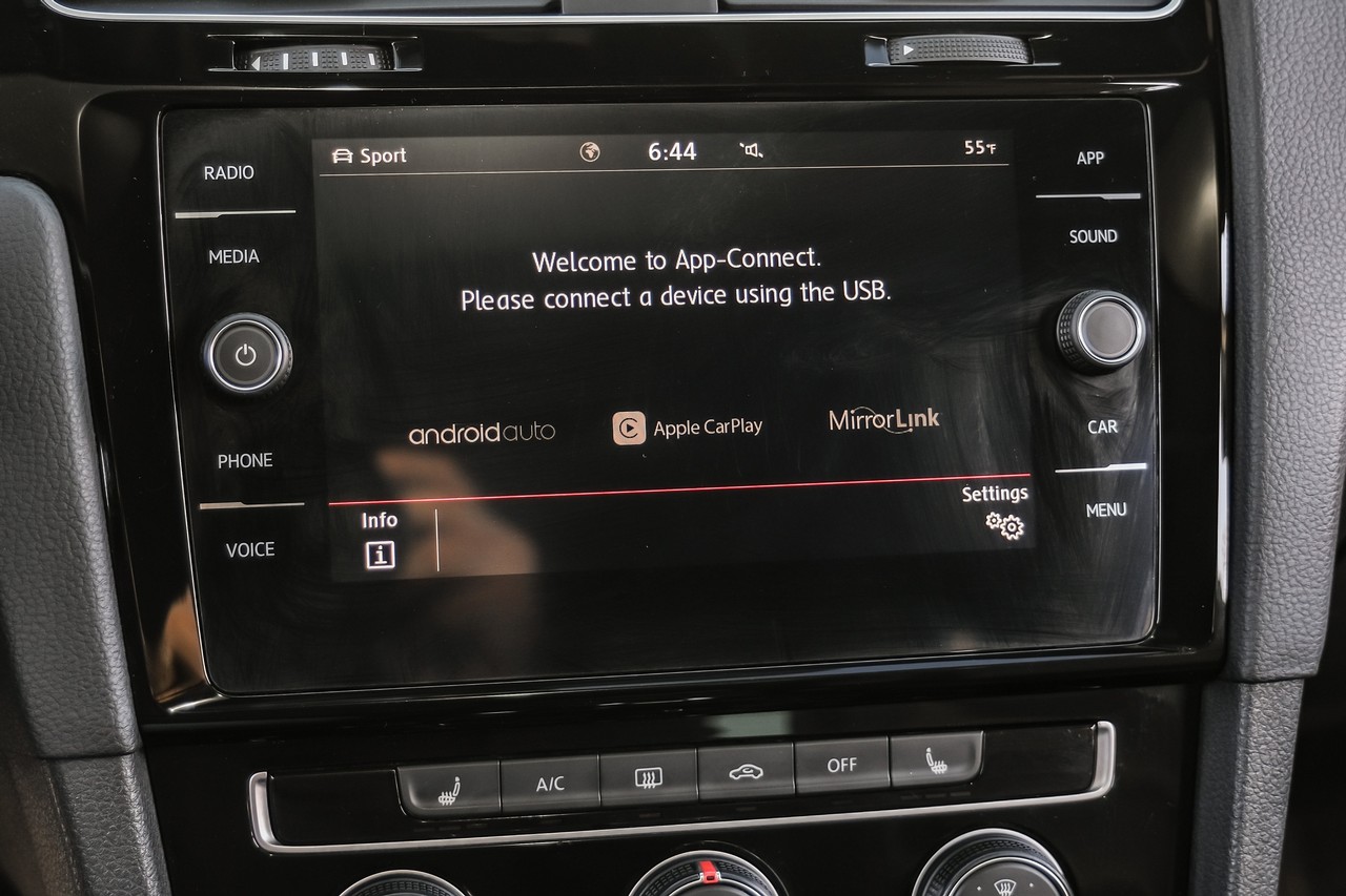 Volkswagen Golf GTI Vehicle Main Gallery Image 28