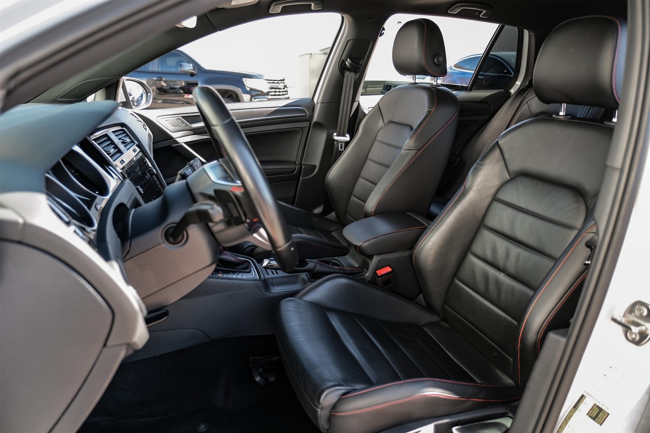 Volkswagen Golf GTI Vehicle Main Gallery Image 29