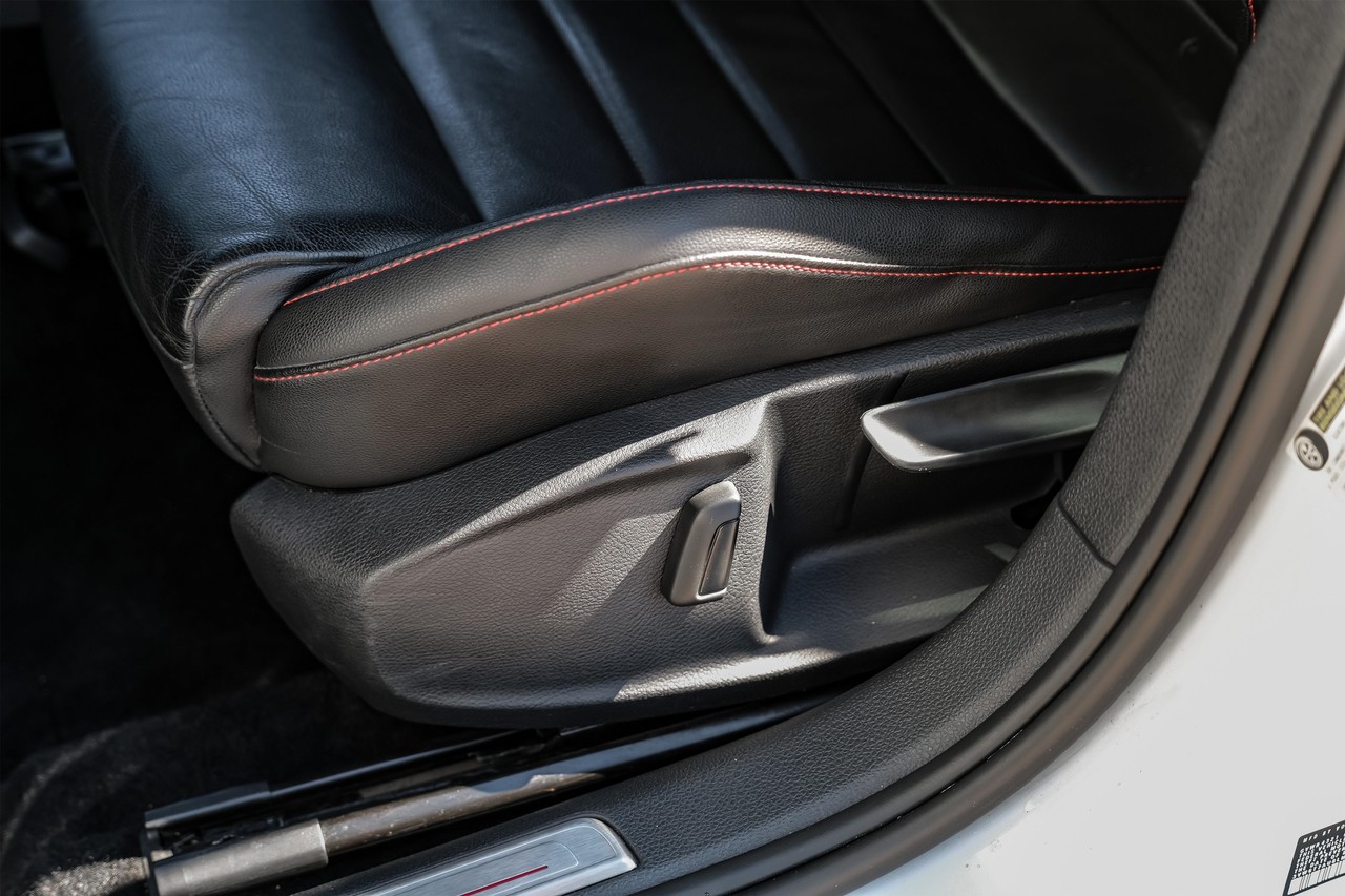 Volkswagen Golf GTI Vehicle Main Gallery Image 30