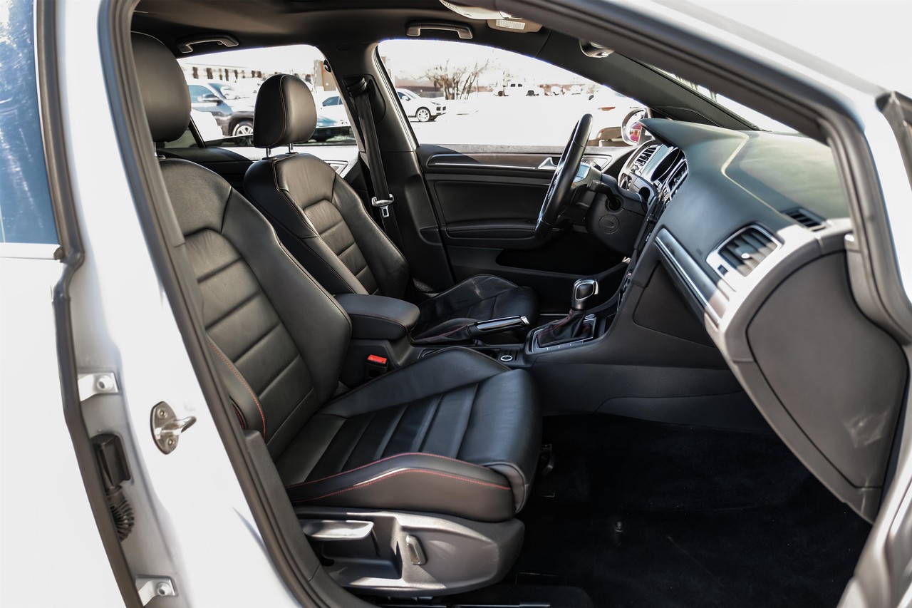 Volkswagen Golf GTI Vehicle Main Gallery Image 31