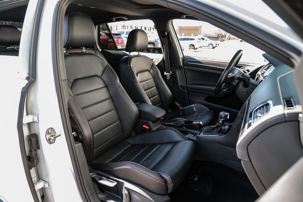 Volkswagen Golf GTI Vehicle Main Gallery Image 32