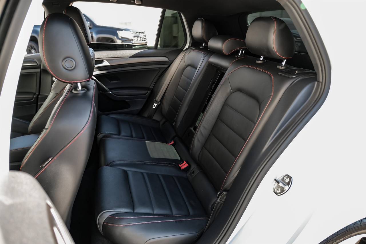 Volkswagen Golf GTI Vehicle Main Gallery Image 37