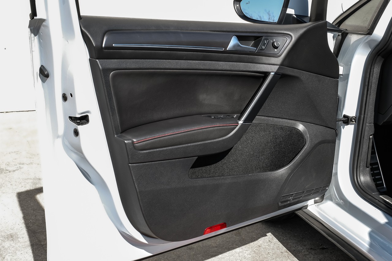 Volkswagen Golf GTI Vehicle Main Gallery Image 40