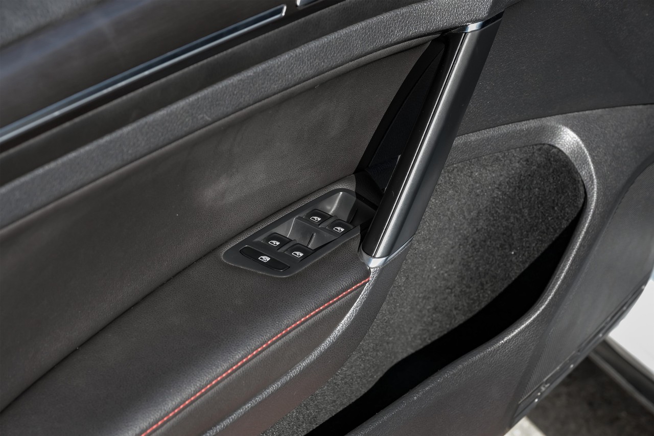 Volkswagen Golf GTI Vehicle Main Gallery Image 41