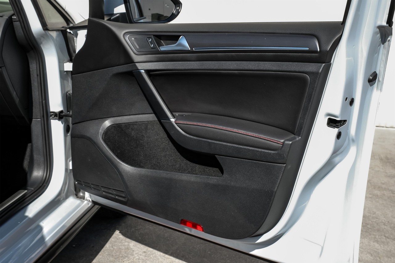 Volkswagen Golf GTI Vehicle Main Gallery Image 42