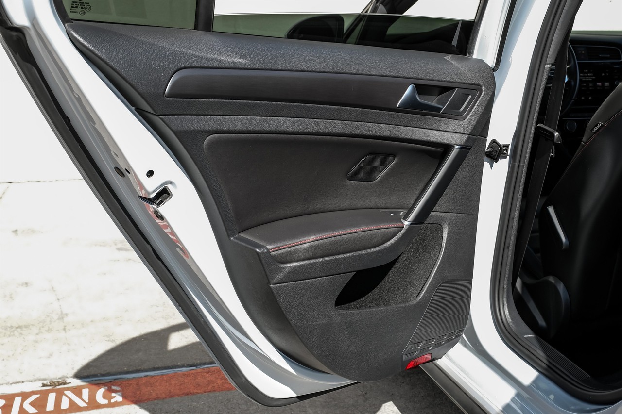 Volkswagen Golf GTI Vehicle Main Gallery Image 43