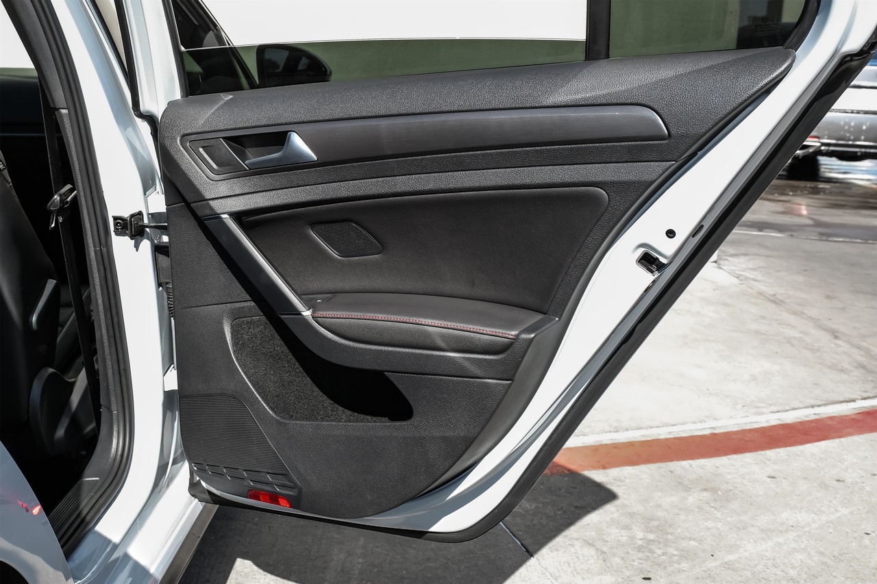 Volkswagen Golf GTI Vehicle Main Gallery Image 44