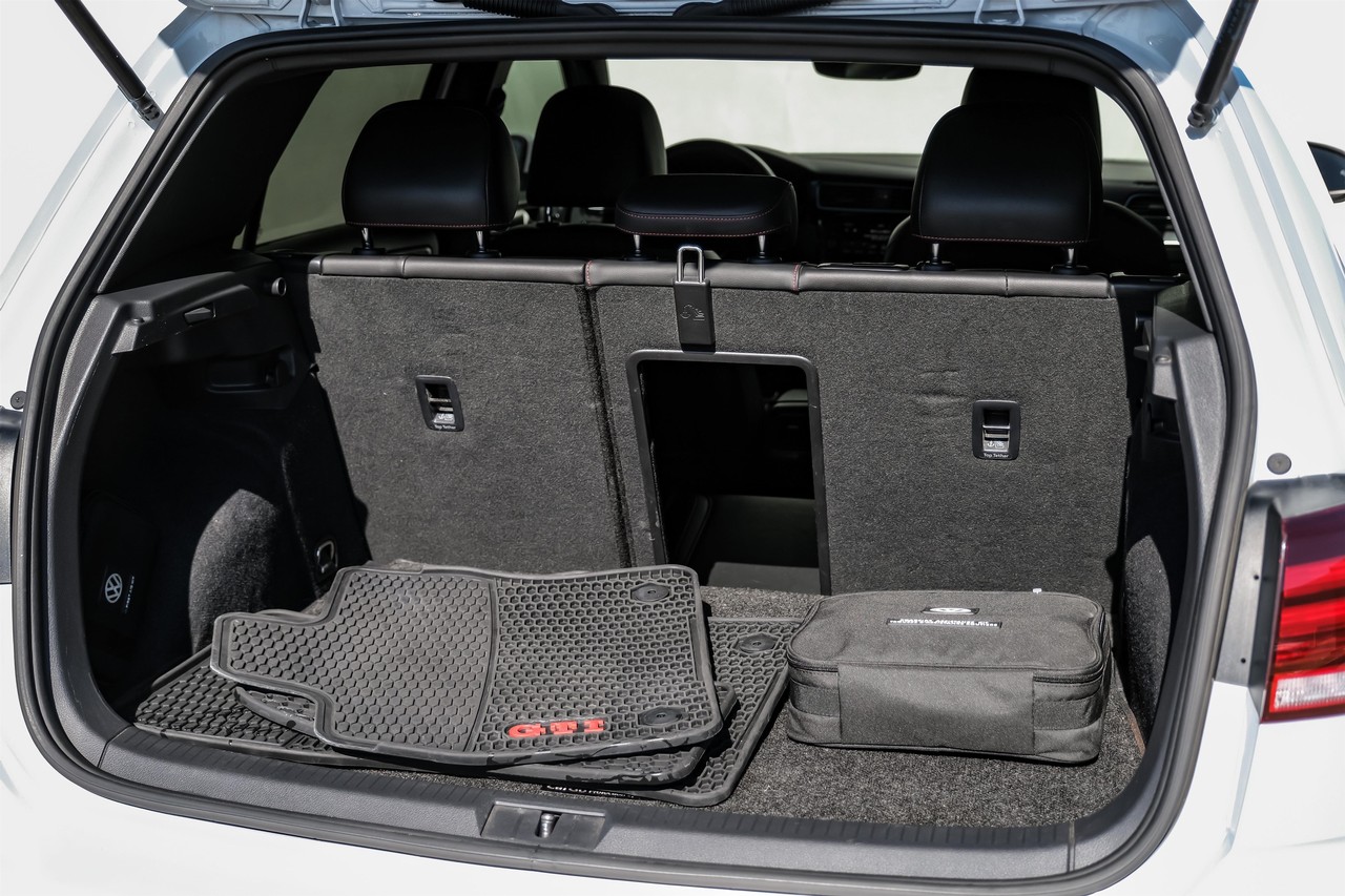 Volkswagen Golf GTI Vehicle Main Gallery Image 50