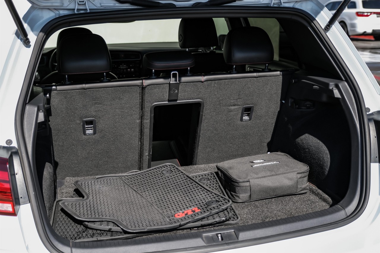 Volkswagen Golf GTI Vehicle Main Gallery Image 51