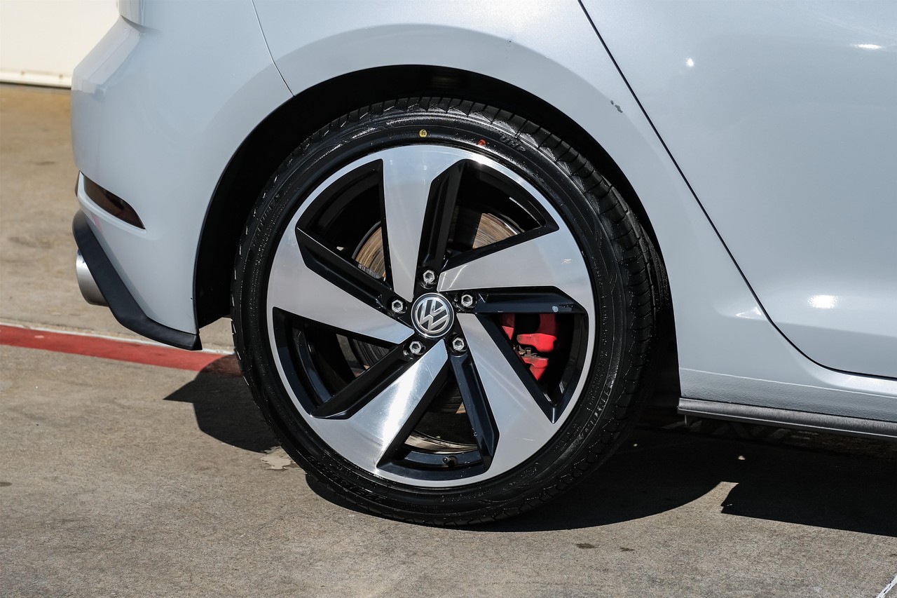 Volkswagen Golf GTI Vehicle Main Gallery Image 52