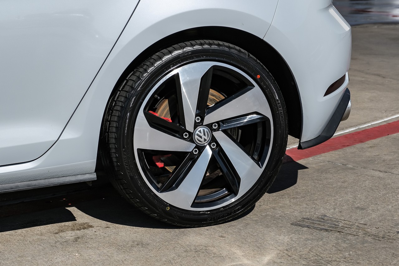 Volkswagen Golf GTI Vehicle Main Gallery Image 55