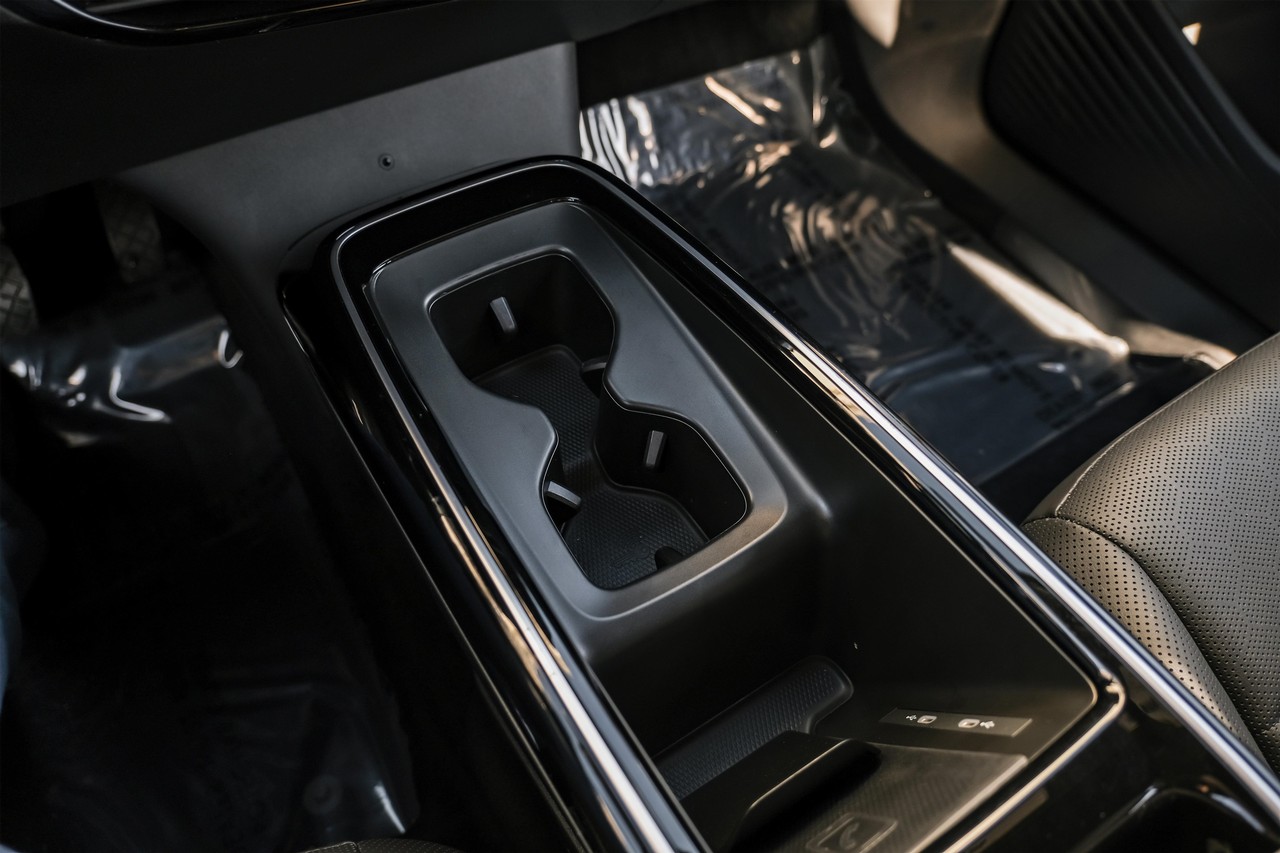 Volkswagen ID.4 Vehicle Main Gallery Image 24