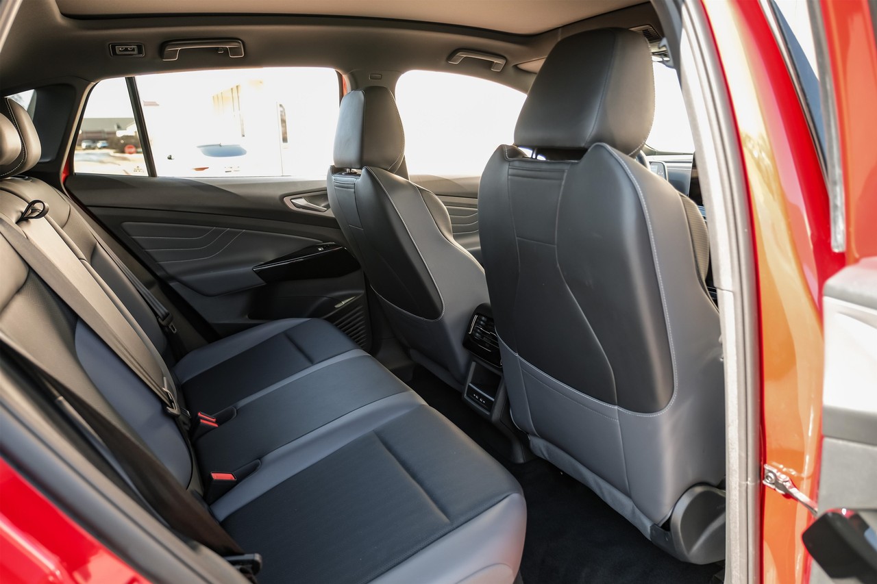 Volkswagen ID.4 Vehicle Main Gallery Image 36