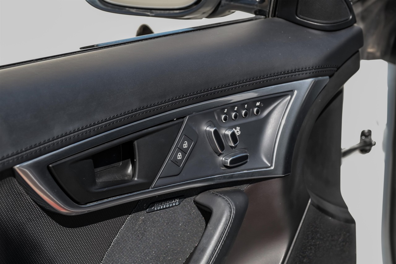 Jaguar F-Type Vehicle Main Gallery Image 37