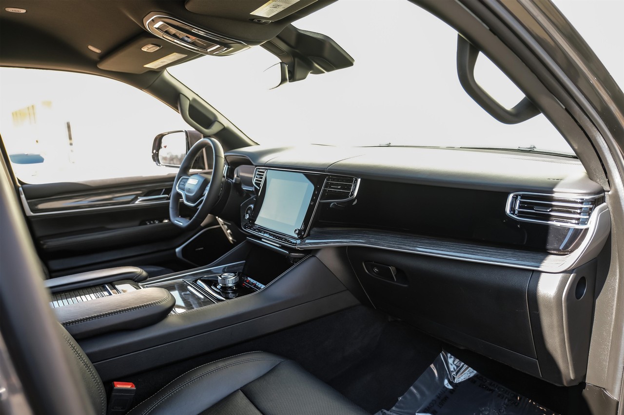 Jeep Wagoneer Vehicle Main Gallery Image 12