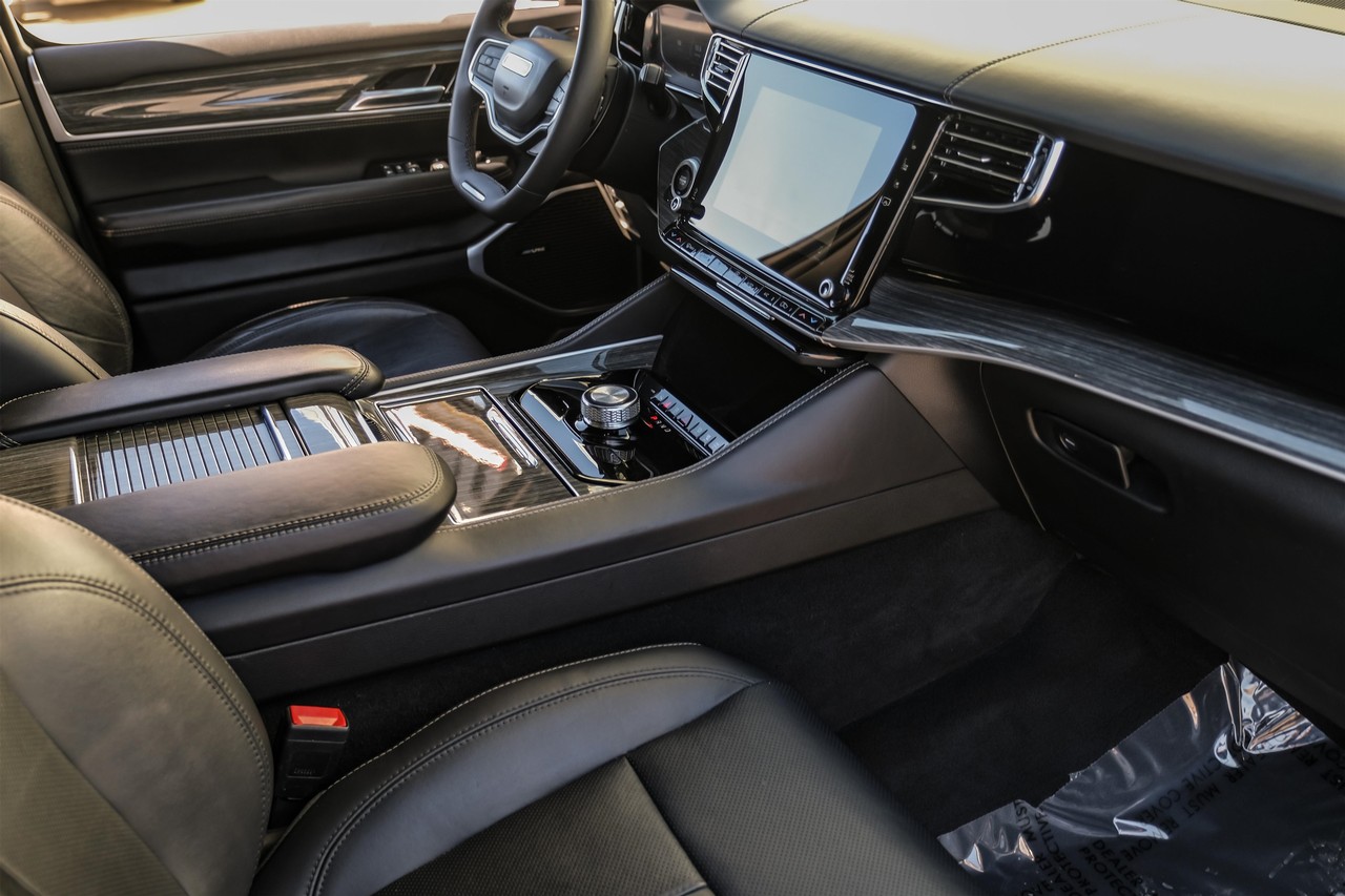 Jeep Wagoneer Vehicle Main Gallery Image 23