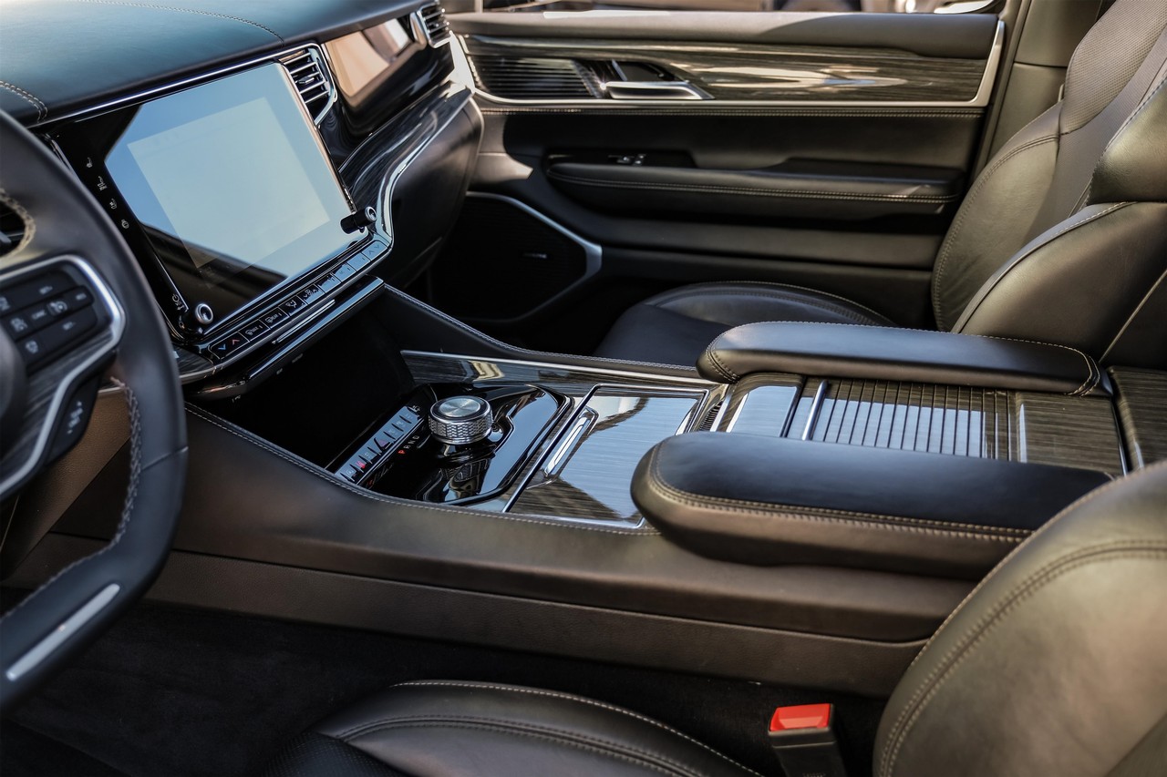 Jeep Wagoneer Vehicle Main Gallery Image 24