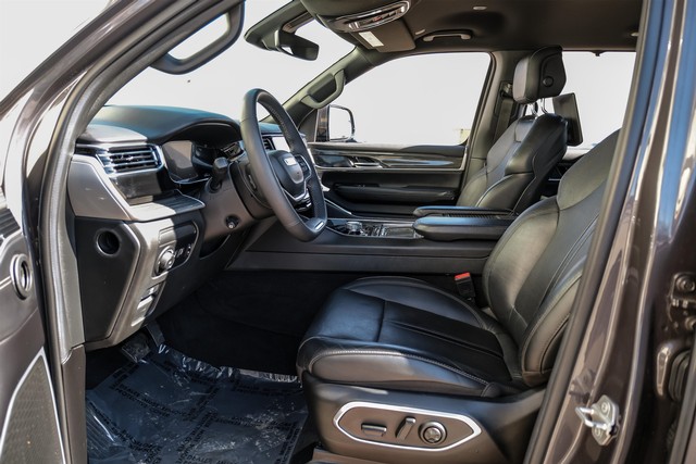 Jeep Wagoneer Vehicle Main Gallery Image 04