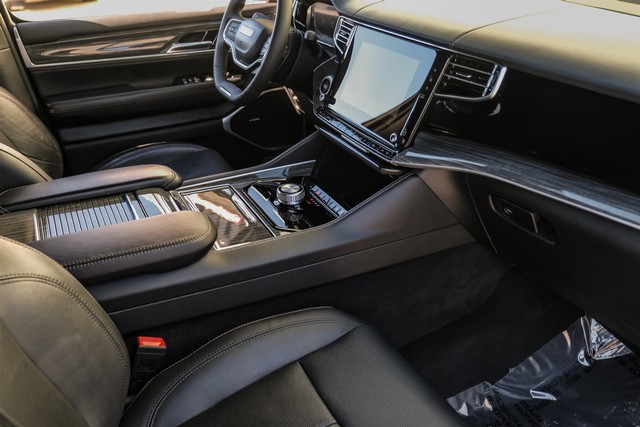 Jeep Wagoneer Vehicle Main Gallery Image 23