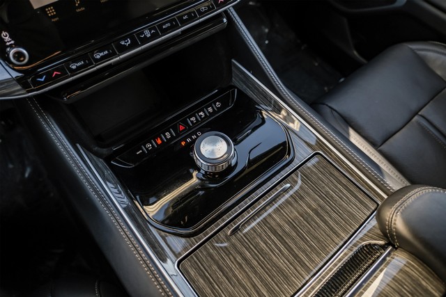 Jeep Wagoneer Vehicle Main Gallery Image 25